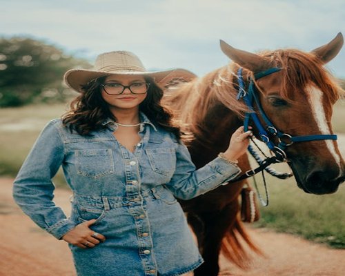 Mujer madura sonriendo mientras camina tranquilamente por una colonia céntrica en México