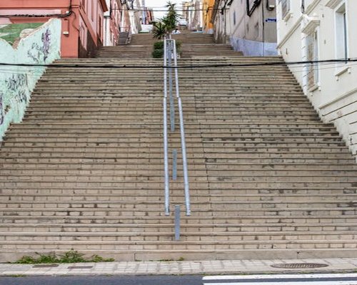Persona subiendo escaleras de forma relajada en la ciudad